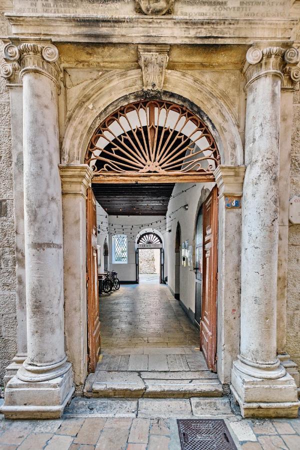 Lupino'S Gallery Apartment - Old Town Zadar Bagian luar foto